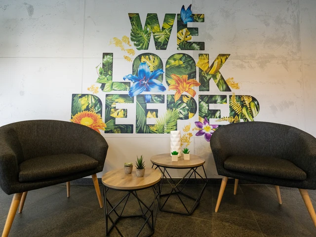 Une impression murale d'un texte dans un fond floral